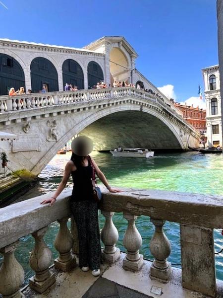 ベネチアの美しいリアルト橋。ここから見える景色も最高でした！