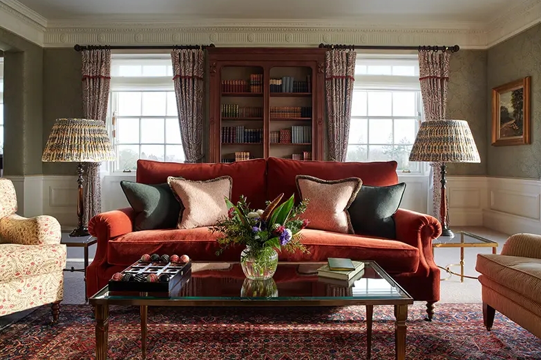 ＜3ミシュランキー＞スコットランドの広大な敷地に佇む貴族の館のような「グランイーグルス」に、一目見て惹かれました。豪華でラグジュアリーな滞在を楽しみつつ、雄大な田園に囲まれて自然を感じながら穏やかな時間を過ごしたい方におすすめしたいです。ホテル内にはスコットランドで唯一のミシュラン2つ星レストランもあり、食の魅力を楽しめるのも大きなポイントです。（写真：©Gleneagles）