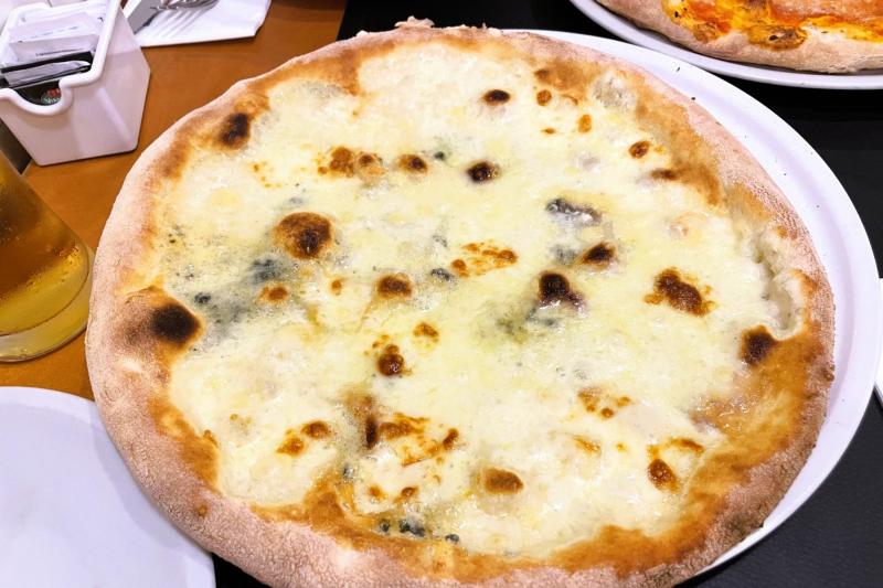 クワトロフォルマッジ（4種のチーズがのったピザ）