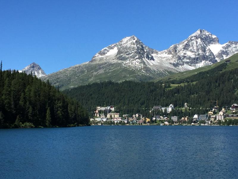 【サンモリッツ】スイス屈指の高級リゾート地サンモリッツ。非常に晴天率が高く、1年のうち320日が晴天の日も特徴に挙げられます。夏はウォータースポーツ やハイキング、冬はスキーを楽しむことができます。