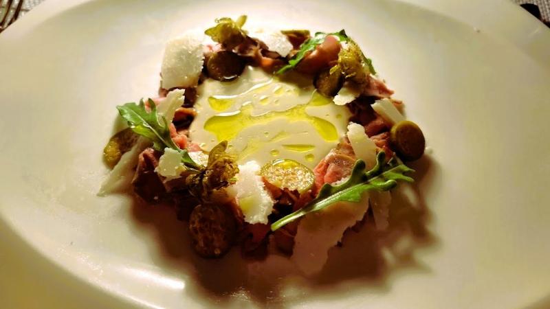 Vitello Tonnato（仔牛ロース、マグロのムース、ケッパーの実、パルメザンチーズ）