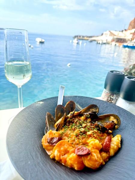 海辺のレストランで（サントリーニ島）