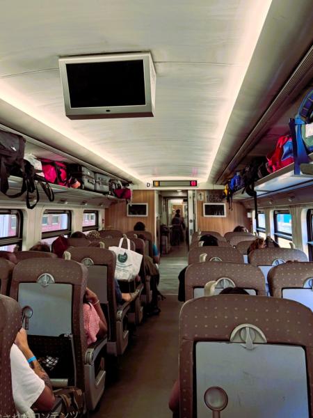 1等車の座席は2-2の配列で、全席指定です