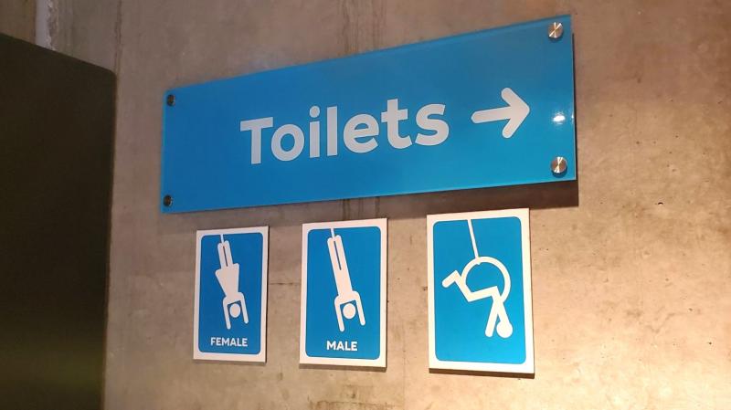 バンジージャンプ発祥の地のトイレの表示