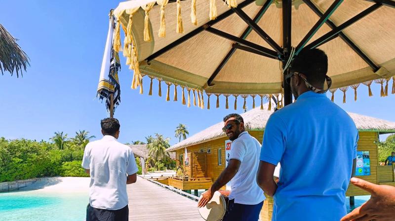 伝統的な太鼓とカサ、白い砂、澄んだ海が、ウェルカム感満載でお出迎えしてくれて♪ワクワクします