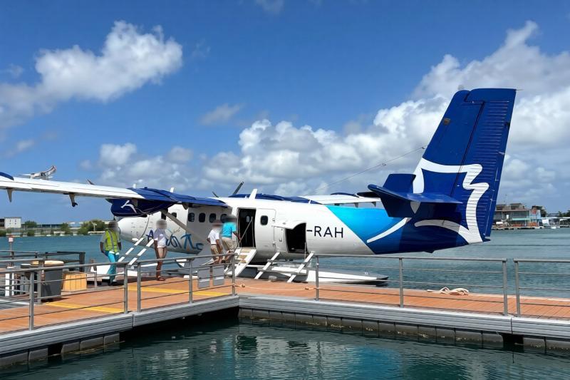 マーレから水上飛行機で移動！