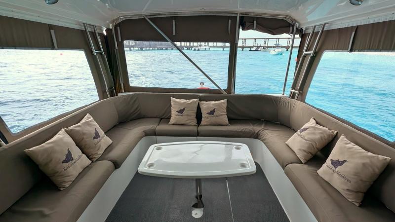 クダドゥ モルディブ プライベート アイランドのマンタロゴのクッションがセットされたスピードボートに興奮したのも束の間、本当にあっという間に到着です。