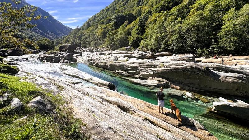 最大の特徴は「ヴェルザスカ グリーン」と呼ばれる、透き通ったエメラルドグリーンの川の色。あまりの透明度の高さから、ダイビングの聖地としても有名だそうです。