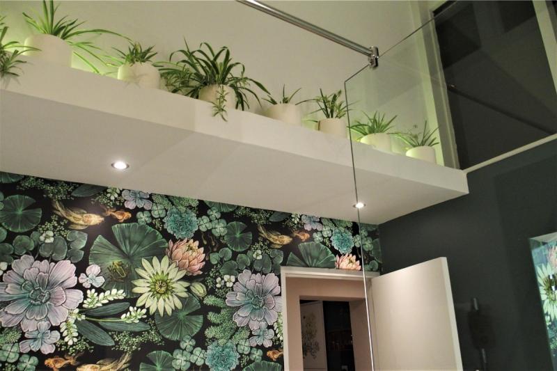 お花が描かれた壁があったり、バスルームの上部に植物が置かれていたりと、緑を感じられるような工夫がされていました