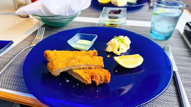 昼食メニューの食事