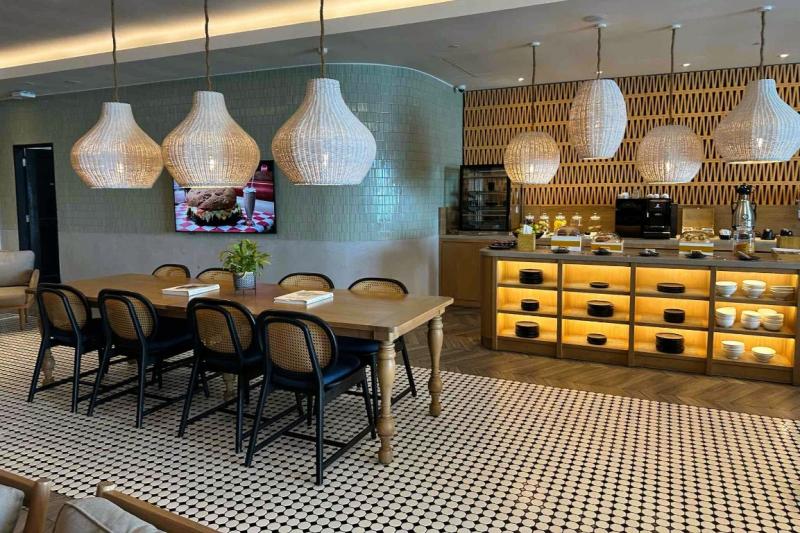 水上飛行機待機中に利用できるウェスティンのラウンジ