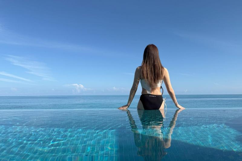 宿泊したヴィラのインフィニティプール。どこから海か分かりますか？