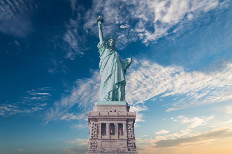 【自由の女神】自由の国アメリカのシンボル、自由の女神。2km程度離れたリバティアイランドにあります。遠くから眺めることもできますが、フェリーで15分とすぐなので、上陸して内部観覧もおすすめ。