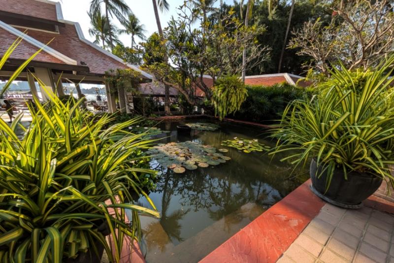 アナンタラ リバーサイド バンコク リゾート内の手入れの行き届いた中庭