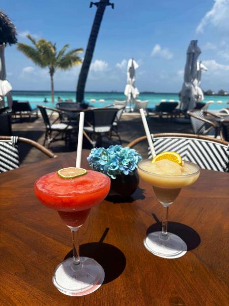 お昼間は、暑い時間にぴったりのフローズンカクテルが豊富です