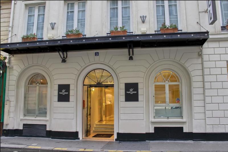 【ホテル ドゥミニー ヴァンドーム】パリの中心エリア1区にあり、ルーブル美術館などのパリ主要な観光名所に近く、地下鉄チュイルリー駅からは徒歩数分です。朝食ビュッフェにも定評があり、お部屋はシンプルな内装で、滞在中は快適にお過ごしいただけます。