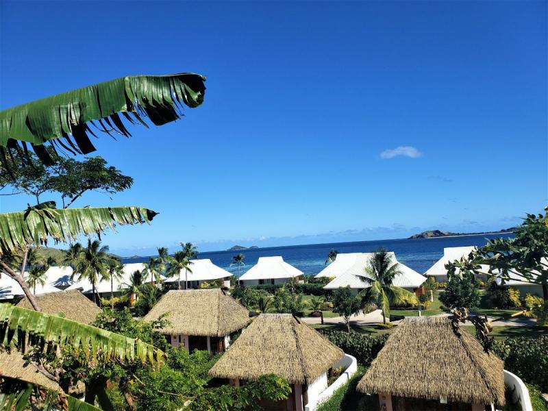 リゾートの特徴は、この白い屋根です。真っ青の海とのコントラストがとてもキレイです！