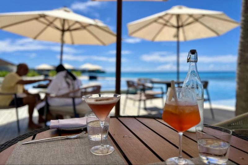 昼間から飲む背徳感たっぷりのカクテル。バックには、親しくなったタイ人ご夫妻