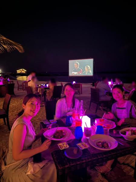 海沿いのビーチで夕食