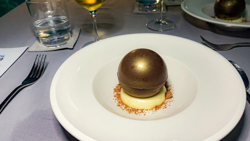 ゴールデンジェム（温かいホワイトソースをかけて中のアイスと一緒に食べるデザート）