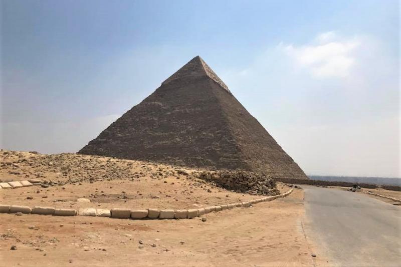 クフ王のピラミッドに次いで2番目に大きいカフラー王のピラミッド。頂上のほうに当時の化粧石の一部が残っています
