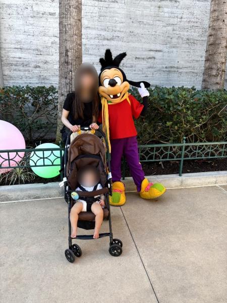 キャラクターグリーティング。グーフィーの息子のマックスと一緒に