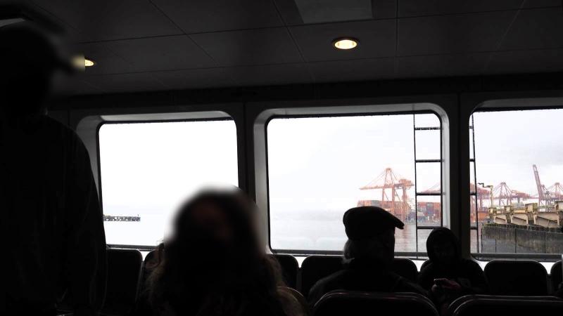 シーバスに乗って対岸のノースバンクーバーへ（船内）