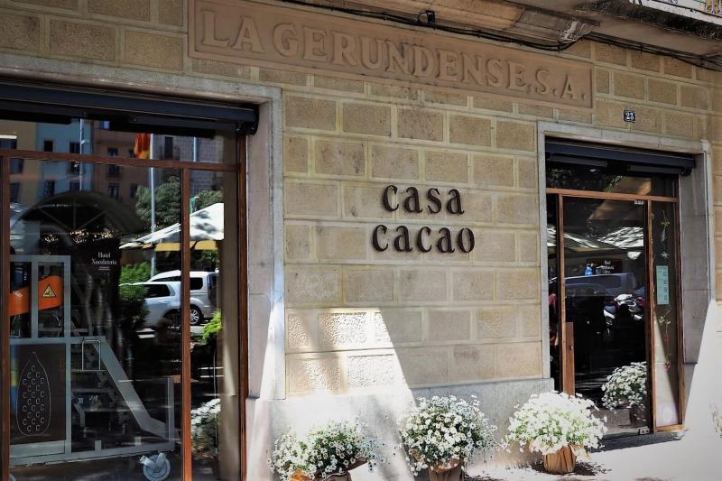 こちらの「カサ カカオ（Casa Cacao）」 は、パティシエのジョルディ・ロカ氏が手掛けるお店です 。彼の兄は、世界各地の数あるレストランから投票によって選ばれる『世界のベストレストラン50』にて2013年と2015年で第1位に選ばれたジローナにあるレストラン「エル セラール デ カンロカ （El Celler De Can Roca）」にてヘッドシェフを務めるジョアン・ロカ氏です。さらに次男でソムリエのジョセップ・ロカ氏を含むスペイン出身の3兄弟は、通称ロカ兄弟として知られております。