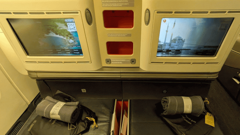 モニターまで距離があるのでメガネ必須です（笑）