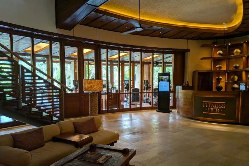 広々としたフィットネスジムエリア