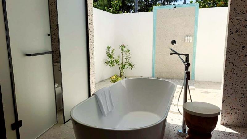 バスタブ付きの半屋外のバスルーム