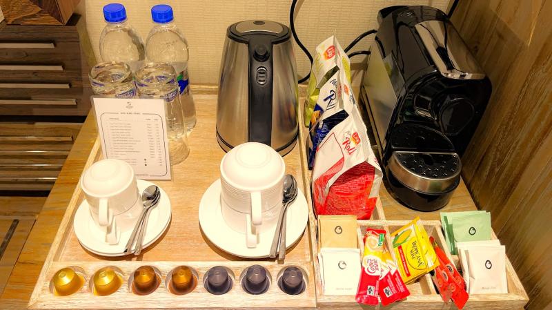 お水と右下のティー、コーヒーは無料。カプセル、大きな袋のコーヒーは有料