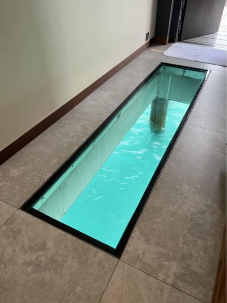 部屋の床がガラスになっていて、魚が見えます