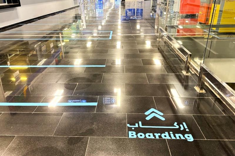 地面にある“Boarding”の標識