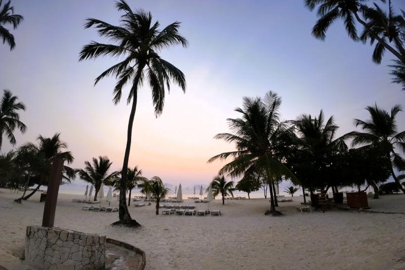 ザンジバルのビーチからの朝焼け