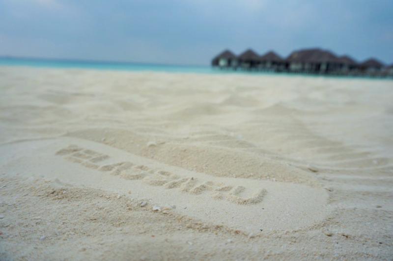 白砂のビーチが素晴らしいリゾートで、ハネムーンフォトに最適です