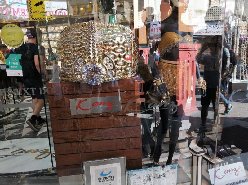 スークの入口にあるお店Kanzにはギネス認定の”世界一大きな指輪”が飾られています。約64㎏ほどの重さがあるそうです。もはや指輪という感じはしませんが^^； 