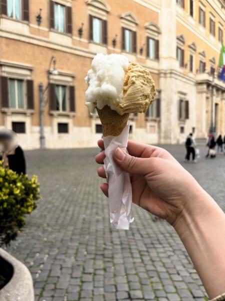 ローマにて「Giolitti」のジェラート。レモン味とキャラメル味。最高！