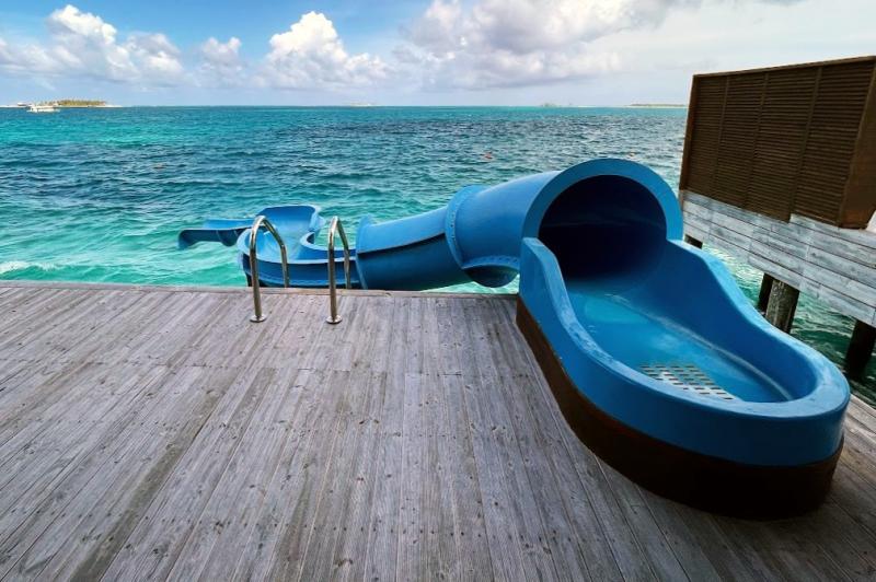 デッキにウォータースライダーが付いています