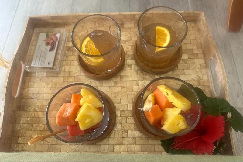 スパの施術後のドリンクとフルーツ
