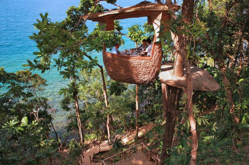 ソネバキリ（タイ）手つかずの自然が残るクッド島にある自然派リゾート。すべてのヴィラには専用のプールが備わるなど、贅沢な休日をお過ごしいただけます。ユニークなのは、木の上でお食事やアフタヌーンティーなどを楽しんでいただけるツリーポッドがあること。大きな木に吊るされた竹製のゴンドラは、高さ約5～6mにも。ぜひお試しください。