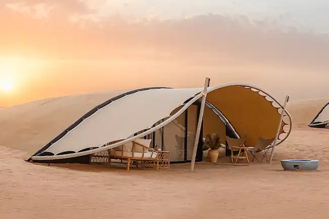 砂漠に溶け込んだテントは、建築家Gianni Ranaulo氏のデザイン©Nara