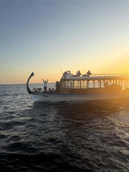 サンセットドルフィンクルーズの際のドーニ（船）