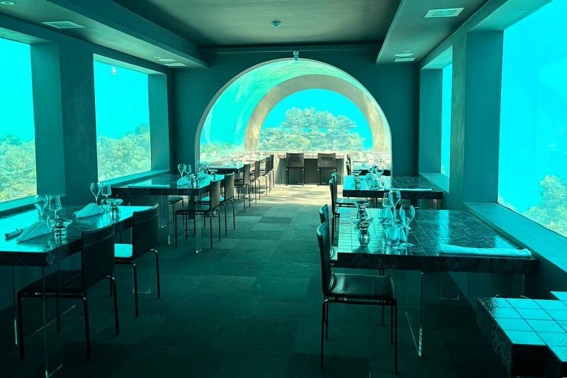 水中レストランのエイチ ツー オー バイ アンドレア ベルトン。お席の予約をして訪れてください！