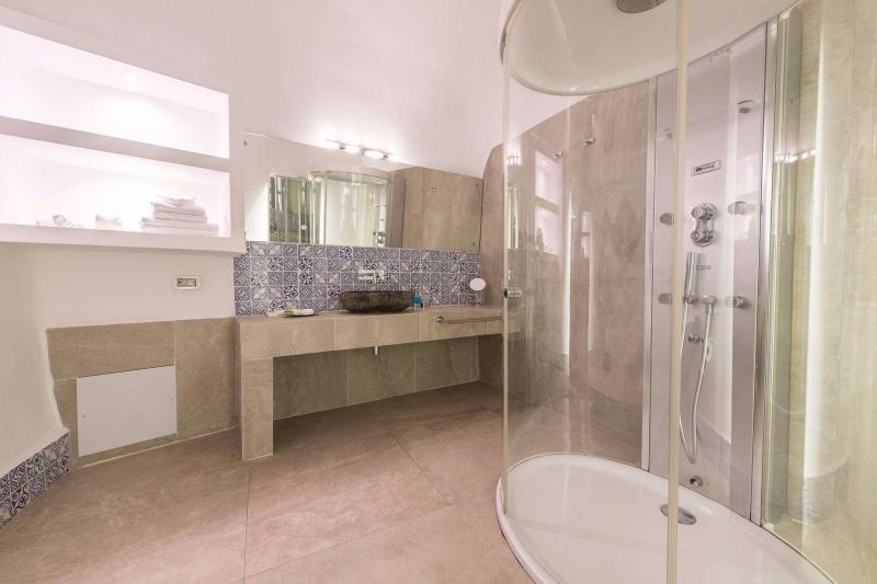 広々としたバスルーム（Photo by：Santorini Secret Suites & Spa）