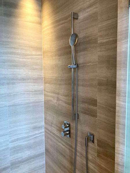 独立したシャワーは使い勝手の良い可動式