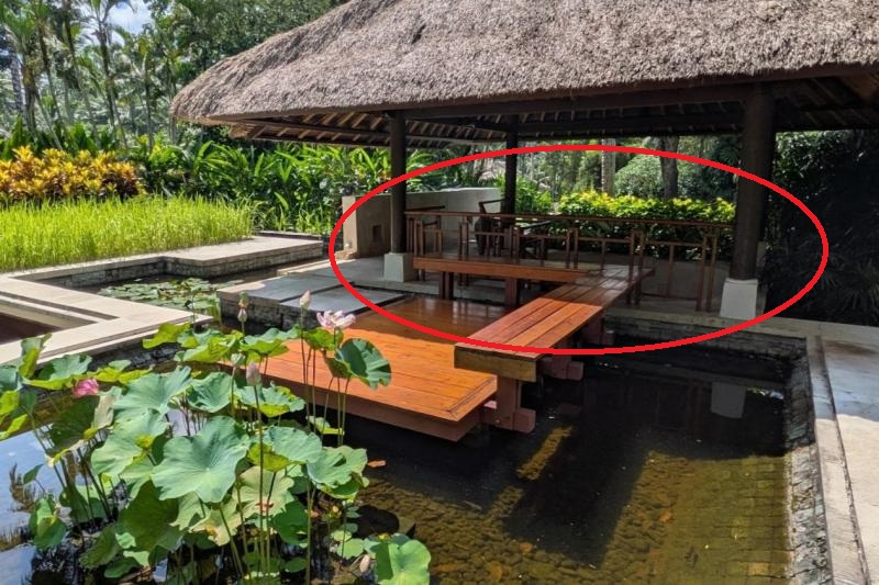 蓮池の手前にある階段（赤丸部分）を下りると、ヴィラの入口です