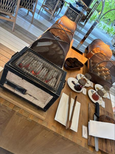 パンは炭火で焼きます