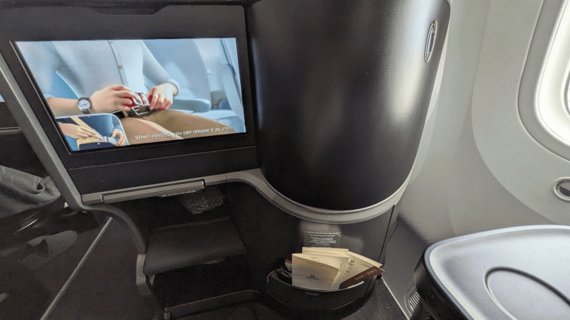 貴重品のハンドバッグ類も足元にすっぽり収まります