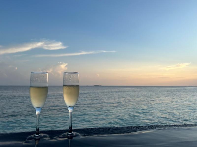 プールに浸かりながらシャンパンで乾杯〜
